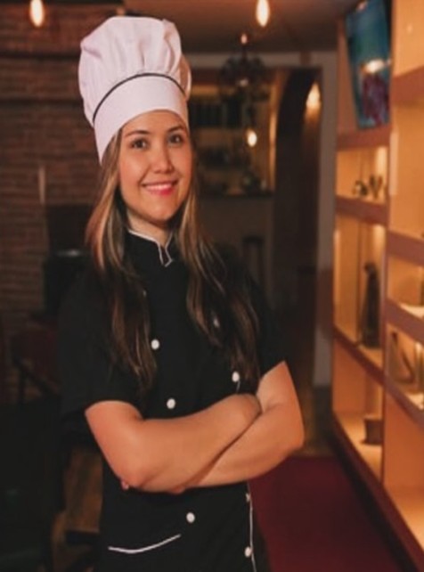 Chef del equipo de Stage con uniforme y gorro de cocina en un restaurante